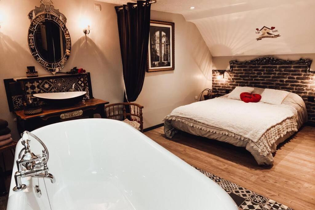Appartement Romantique Parisien, Baignoire Retro Au Pied Du Lit Булонь-сюр-Мер Экстерьер фото